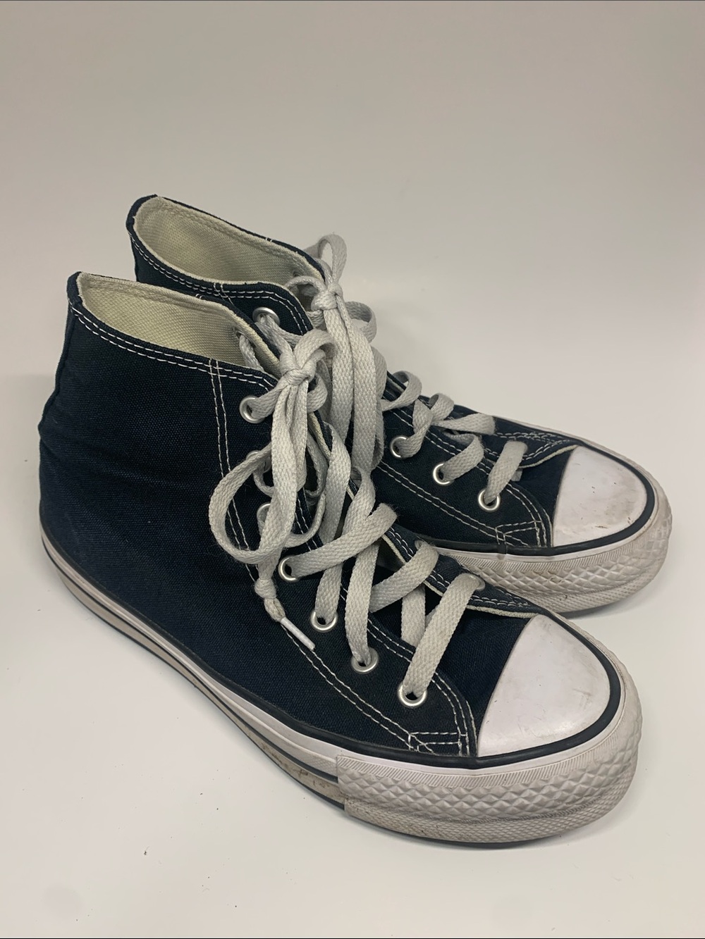 Converse Kids High-Top Sneakers in Black and White. Girls size 3.5.